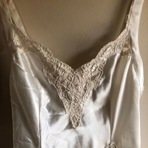 Vtg VICTORIA’S SECRET Satin Slip w/ Embroi…